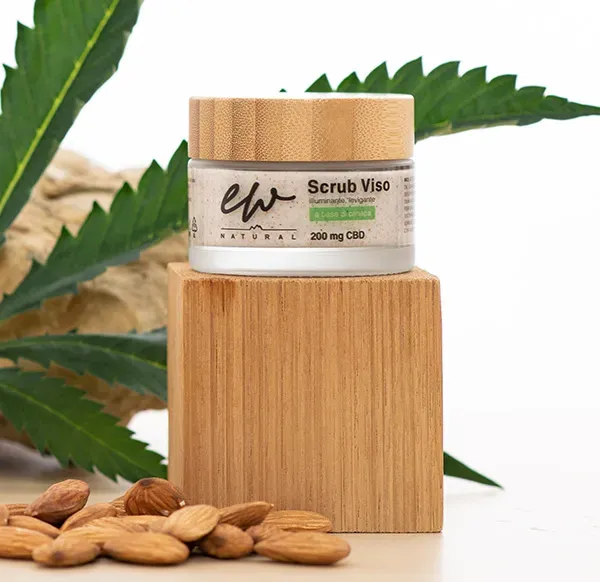 Scrub viso a base di canapa con cbd