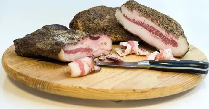 Salumi  Sardi: Guanciale Pepato di Puro Suino