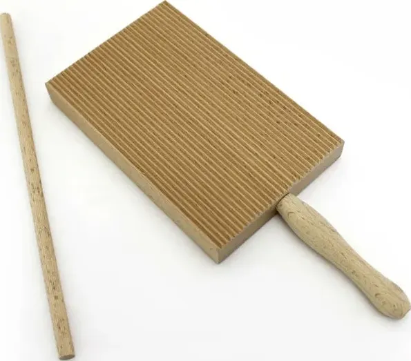 tagliere per garganelli in legno cm 23,5x9 di ragstore.it