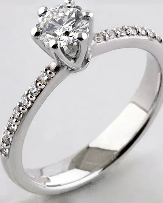 Anello solitario con diamante naturale certificato gia ct. 0.60 e pavè di brillanti ct. 0.13 | biffi gioielli